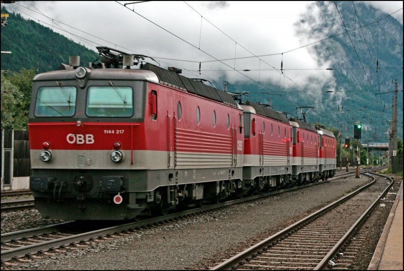 1144 217 (9181 1144 217-7) rollt am Zugschluss eins Lokzuges in Richtung Wrgl mit. (07.07.2008)
