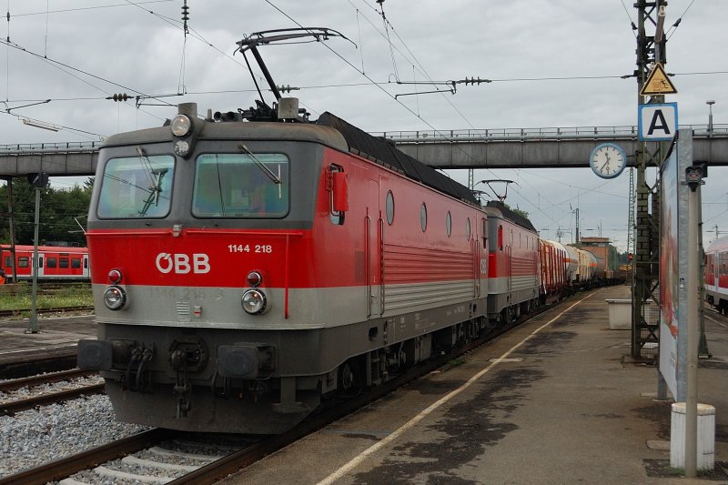 1144 218-3 zieht mit einer Schwester einen schweren Gterzug Richtung Kuftstein. Aufgenommen in Rosenheim, kurz bevor der tgliche  Einschienenbetrieb  begann und der Regional- sowie der Gterverkehr sehr stark eingeschrnkt wurde. (05.08.2008) .