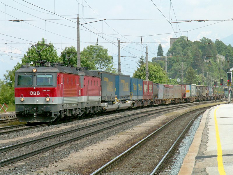 1144 218 und eine weitere 1144 donnern mit einer RoLa durch Brixlegg (16.5.2008)