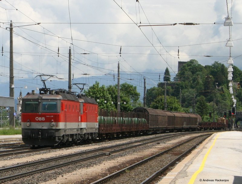 1144 219-3 und 235-9 mit einem Mischer gen Innsbruck bei der Durchfahrt Brixlegg am 23.5.08