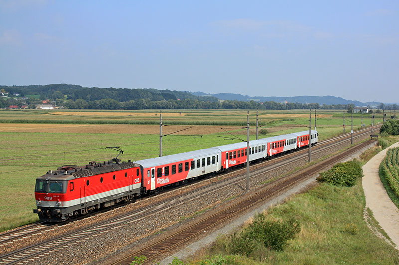 1144 219 bespannte am 11. August 2009 den R 2066 nach Amstetten und wurde kurz vor Erreichen des Bahnhofs aufgenommen.
