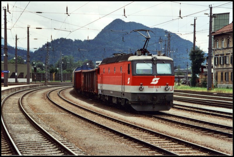 1144 219 schiebt im Sommer 2005 einen gemischten Gterzug zum Brenner. Aufgenommen in Kufstein.