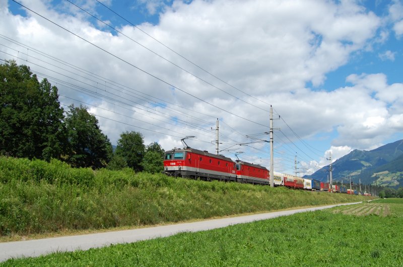 1144 219 und eine Schwestermaschine ziehen einen KLV-Zug durch das Inntal Richtung Brenner, Terfens, 30.5.2009