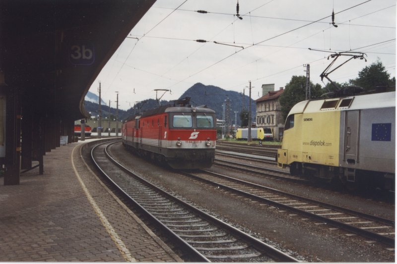 1144 220 fhrt mit weiteren 1144ern in den Bahnhof Kufstein ein. Aufgenommen im Sommer 2005.