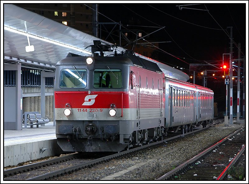 1144 220 hat am 6.1.2007 in Wiener Neustadt den Erlebniszug EZ  6458  Schneebergland  von Puchberg am Schneeberg bernommen, und ihn ber die Pottendorfer Linie nach Wien Sd gebracht. Die Aufnahme entstand beim Halt in Wien-Meidling. 
