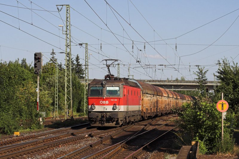 1144 220 mit einem TXL-Gterzug und BMW als Beladung passiert hier den Bahnhof Obertraubling.