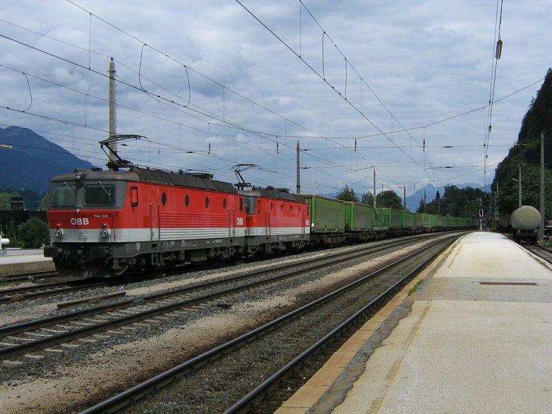 1144 220 und eine weitere 1144 vor einem Gterzug am 31.7.2007 in Brixlegg.
