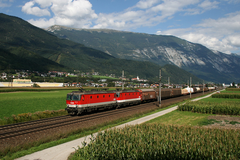 1144 221 + 244 mit einem gemischten Gterzug am 19.09.2009 bei Schwaz.