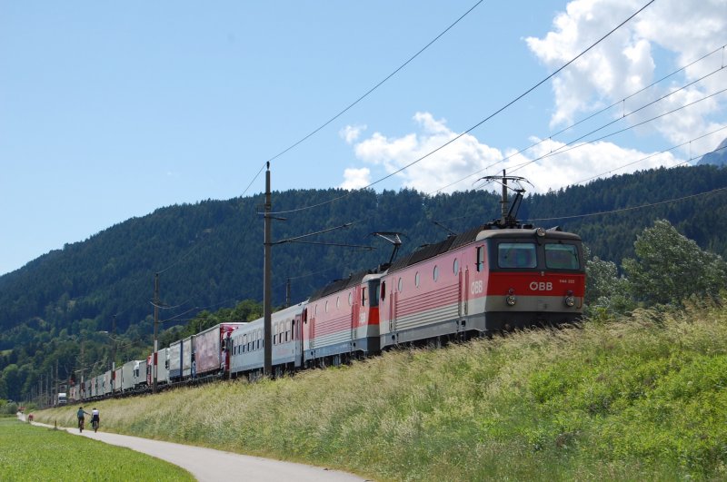 1144 222 und 1144 234 ziehen eine RoLa vom Brenner kommend ihrem Ziel W�rgl entgegen. Terfens, 30.5.2009
SChade das der Stromabnehmer genau im Mast  gelandet  ist...