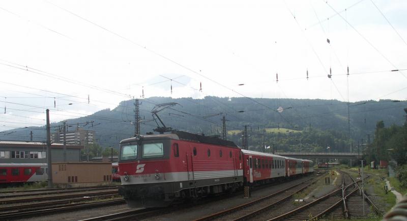 1144 223-3 verlt Innsbruck Hbf im Aug. 2005