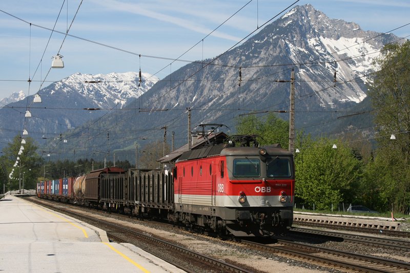 1144 223 mit einem gemischten Gterzug am 25.04.2009 in Brixlegg.
