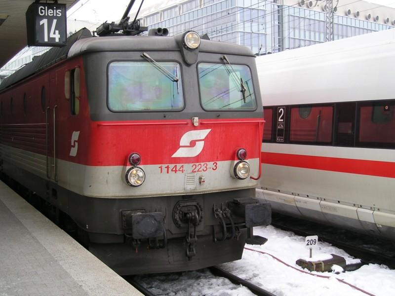 1144 223 wartet vor EC 69 nach Wien Westbf auf die Abfahrt.
Mnchen, 26.02.2005. 