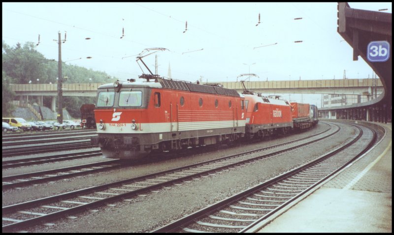 1144 224 und eine 182 warten mit ihrem KLV-Zug in Kufstein auf die Ausfahrt zum Brenner.