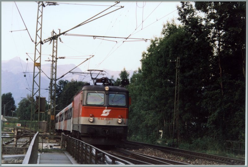1144 224 fhrt mit einem Regionalzug von Rosenheim nach Innsbruck, in den Bahnhof Kiefersfelden ein.