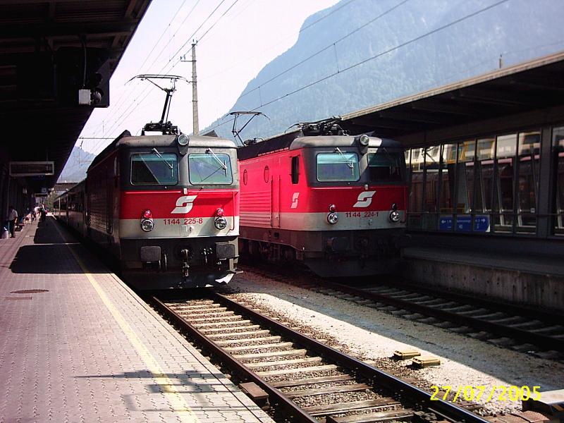 1144 225 und 1144 224 am 27.7.2005 in Bludenz.
1144 225 fhrt mit einem Regionalzug weiter nach Schruns und 1144 224 fhrt mit Eilzug nach Lindau.