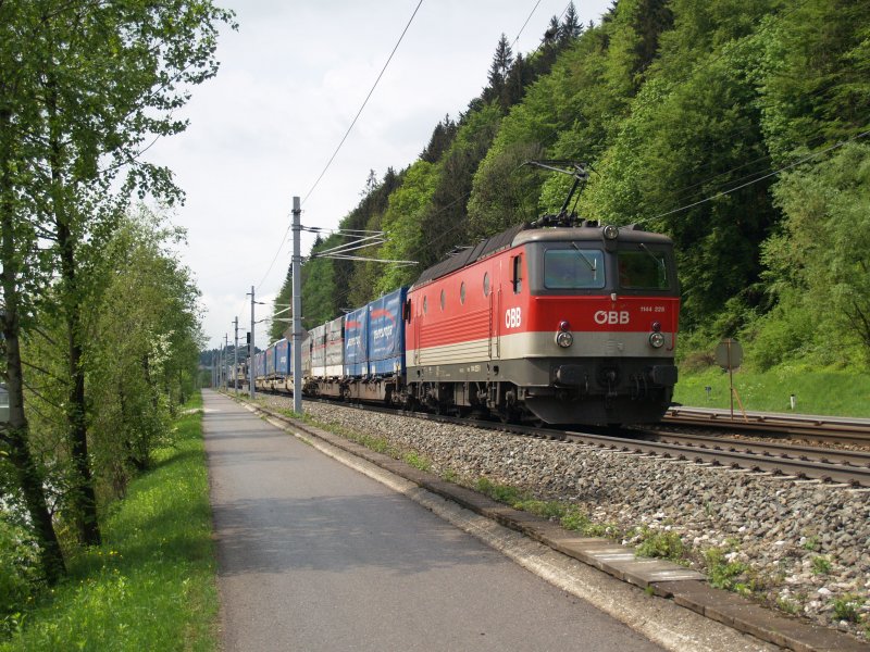 1144-225 am 2.05.2009 mit KLV-zug richtung Rosenheim zwischen Kufstein und Kiefersfelden