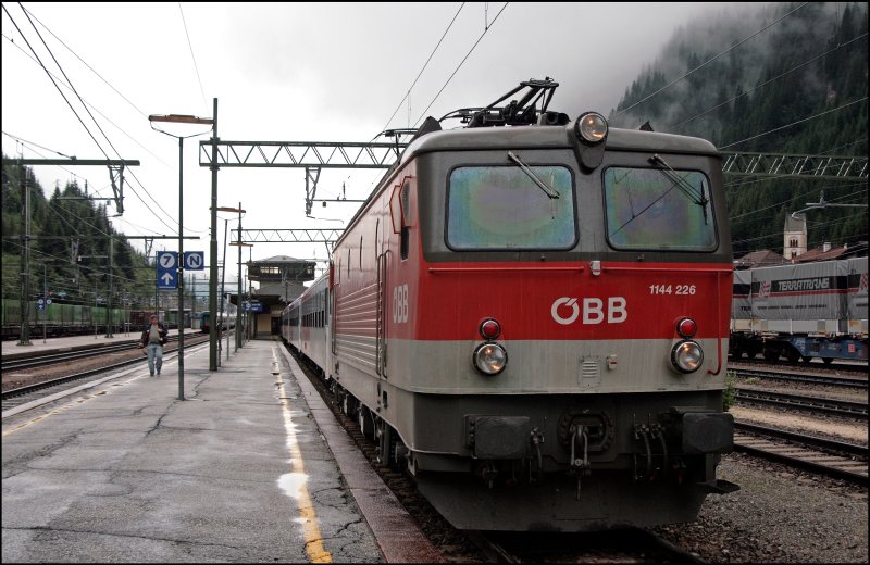 1144 226 steht mit einem Regionalzug zur Rckfahrt nach Innsbruck Hbf bereit. (07.07.2008)