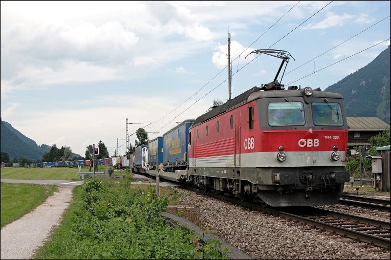 1144 230 (9181 1144 230-0) bringt unweit von Oberaudorf den TEC 42177 zum Brenner. (03.07.2008)
