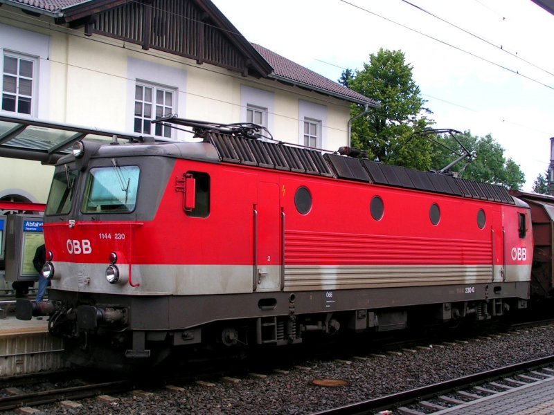 1144 230 steht mit einem Gterzug auf Gleis1 in Jenbach; 080630