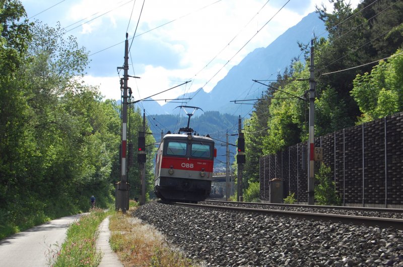 1144 231 ist am 30.5.2009 bei Vomp mit einer RoLA nach W�rgl unterwegs.