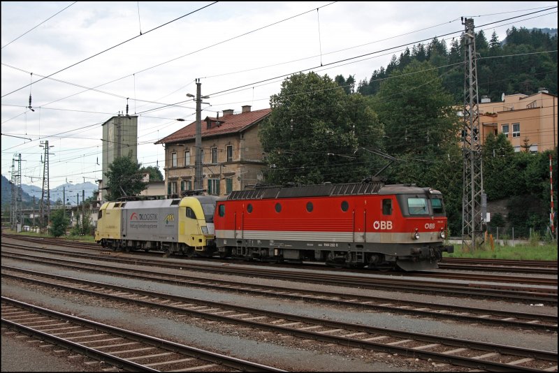 1144 232 (9181 1144 232-6) und ES64U2-011 rollen in Kufstein ein.
