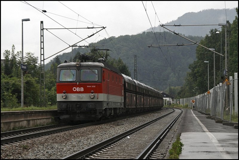 1144 232 (9181 1144 232-6) bringt einen Ganzzug von Kirchbichl/Tirol nach Rohrdorf. Hier in Oberaudorf.
