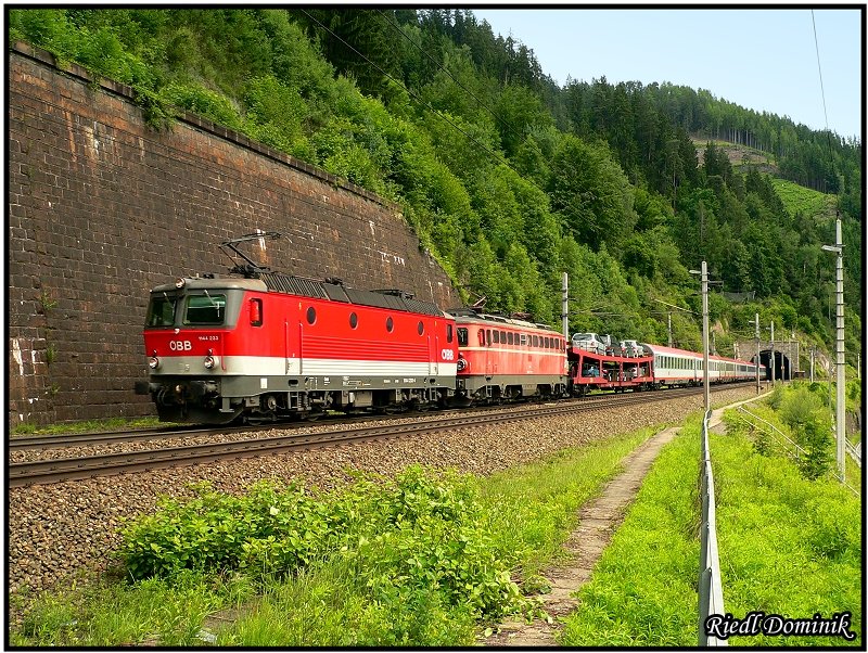 1144 233 und eine 1142 ziehen den IC 668 von Graz nach Selzthal, ab Selzthal wird dann ein anderes Triebfahrzeug den 668 nach Innsbruck ziehen. St.Michael 14.06.208