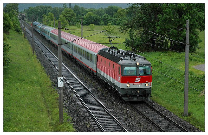1144 233 bespannte am 17.5.2007 den EC 159  Croatia  von Wien Sdbahnhof nach  Zagreb Glavni Kolod. Die Aufnahme entstand kurz vor der Durchfahrt der Haltestelle Stbing.