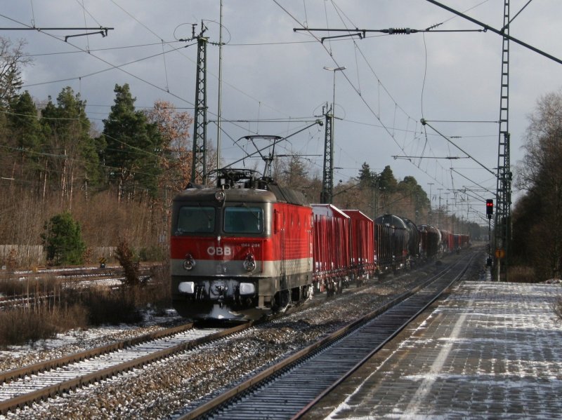 1144 234 mit einem Gterzug am 22.11.2008 am Bahnhof Haar (bei Mnchen).