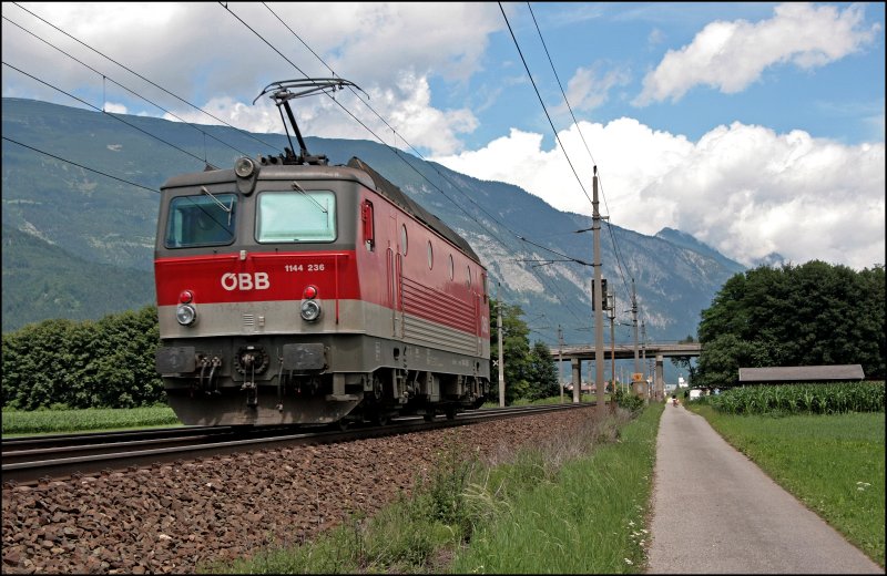 1144 236 (9181 1144 236-7) ist bei Schwaz in Richtung Wrgl unterwegs. (08.07.2008)
