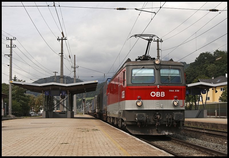 1144 236 (9181 1144 236-7) durchfhrt mit dem TEC 42176, Verona Q. E. - Bremen Grolland, den Bahnhof Fritzens-Wattens. (31.07.2009)