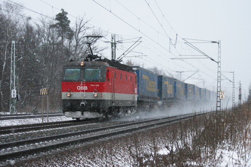 1144 236 mit dem „Walter“ KLV Zug am Morgen des 14.02.2009 in Haar (bei Mnchen).