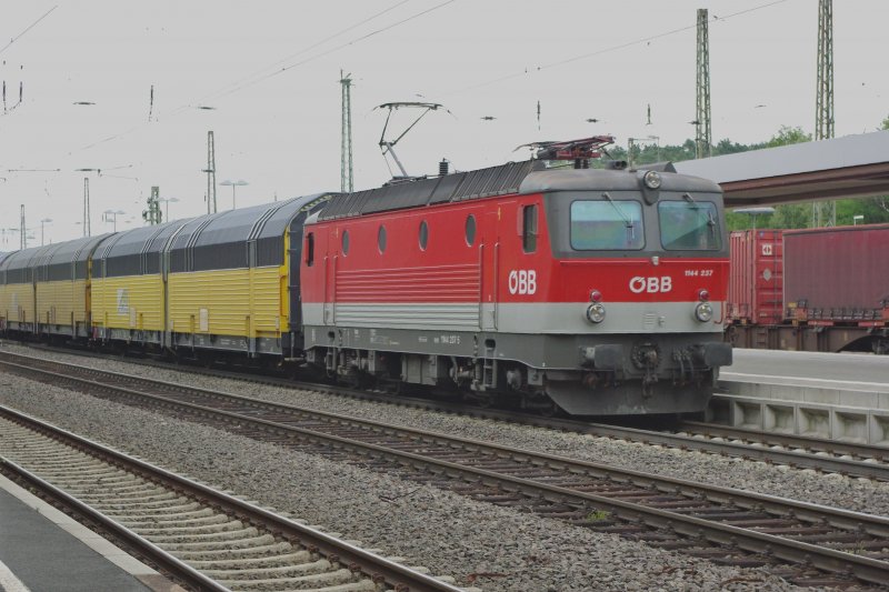 1144 237 mit ARS Autotransportwagen-Ganzzug in Fahrtrichtung Sden durch Eichenberg. Aufgenommen bei semi-optimalem Wetter am 05.06.2009.
