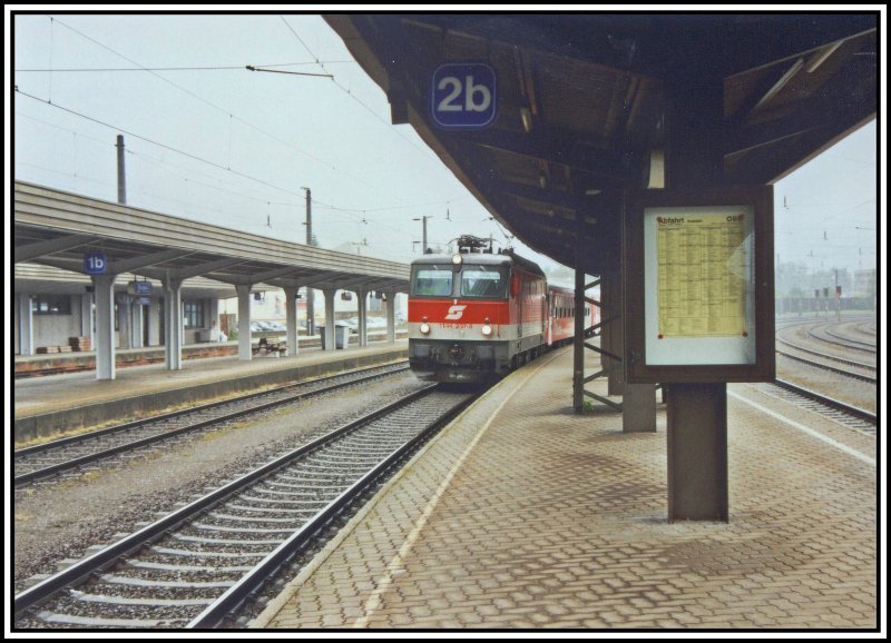 1144 237 rollt im Sommer 2005 mit einem CityShuttle von Innsbruck nach Rosenheim in den Bahnhof Kufstein ein.