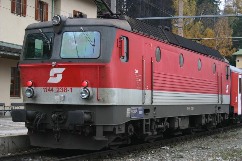 1144 238-1 mit einem Regionalzug am Semmering. (6.11.2005) 