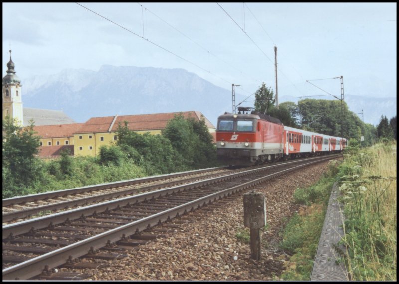 1144 239 bringt einen Regionalzug von Innsbruck nach Rosenheim. Aufnahme aus dem Jahr 2005.