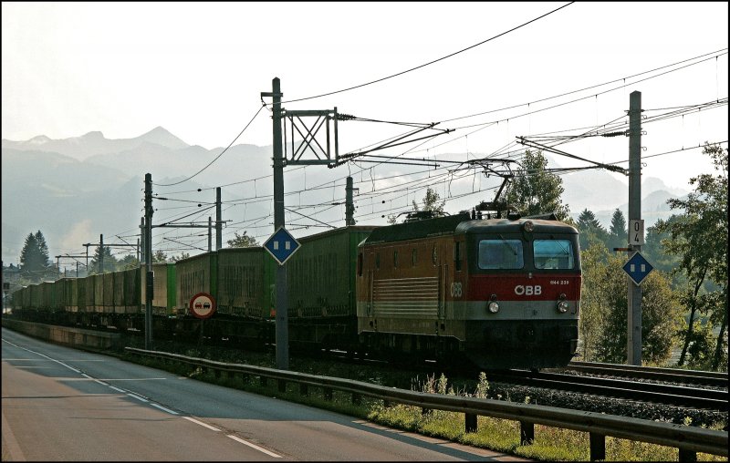 1144 239 kommt mit dem  HANGARTNER-Express , von Rostock-Seehafen nach Verona, zwischen Kiefersfelden und Kufstein zum stehen.... (05.07.2008)