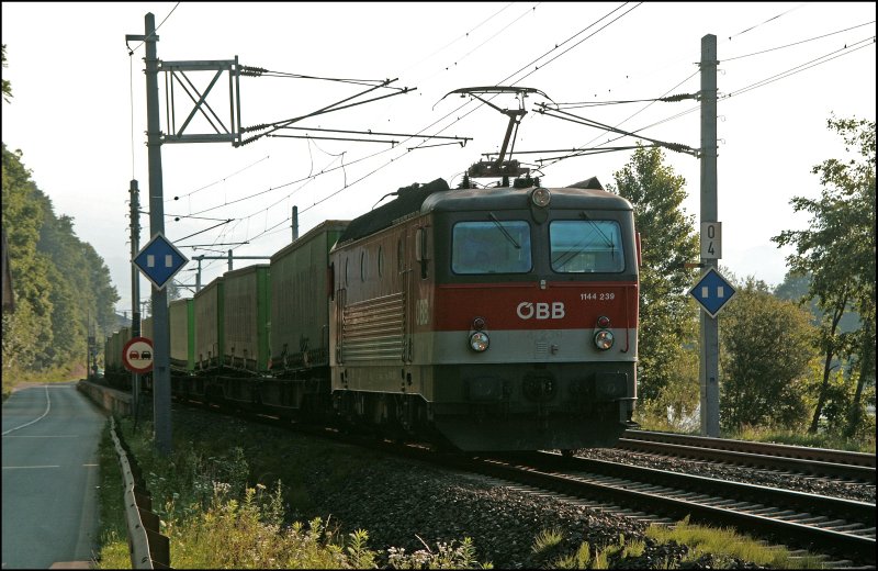 1144 239 kommt mit dem  HANGARTNER-Express , von Rostock-Seehafen nach Verona, zwischen Kiefersfelden und Kufstein zum stehen.... (05.07.2008)

