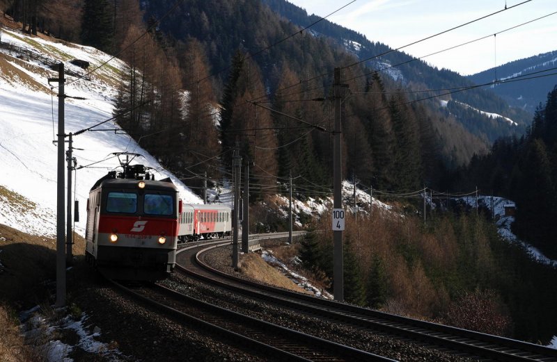 1144 239 mit R 5220 bei Matrei (05.02.2007)