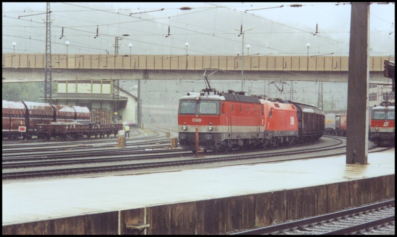 1144 240 und 1116 107 bringen gemeinsam einen Gterzug zum Brenner. Fotografiert im Bahnhof Kufstein im August 2004