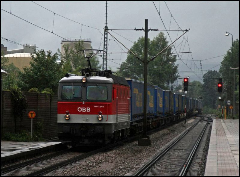 1144 240 (9181 1144 240-9) hat den „LKW-WALTER-Express“, Rostock-Seehafen – Verona Q.E. am Haken und durchfhrt den Bahnhof Kiefersfelden. (04.08.2009)