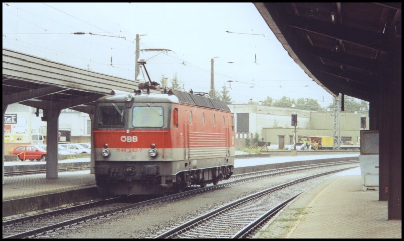 1144 240 macht sich whrend eines Regenschauers im August 2004 auf dem Weg, der 1116 107 Vorspann zu geben.