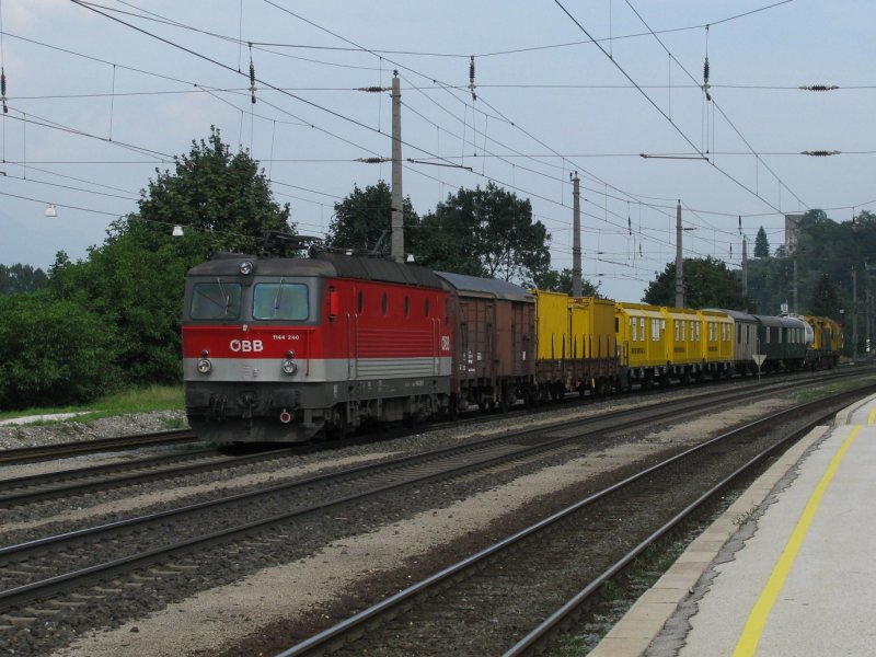1144 240 mit Gterzug am 29.8.2008 in Brixlegg.