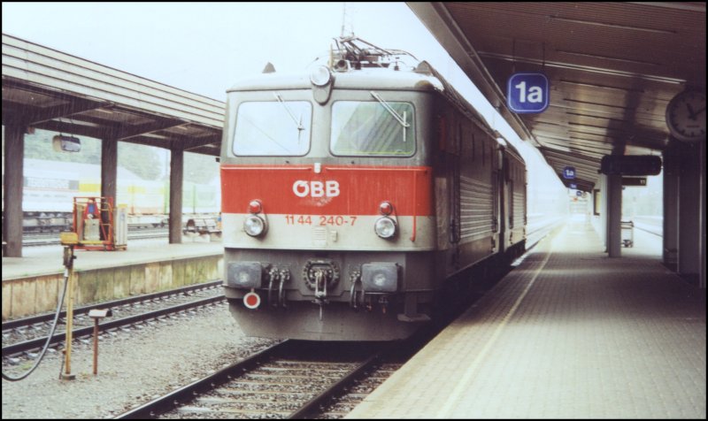 1144 240 und eine Schwestermaschiene warten in Kufstein wrend eines Regenschauers im August 2004 auf weitere Aufgaben.