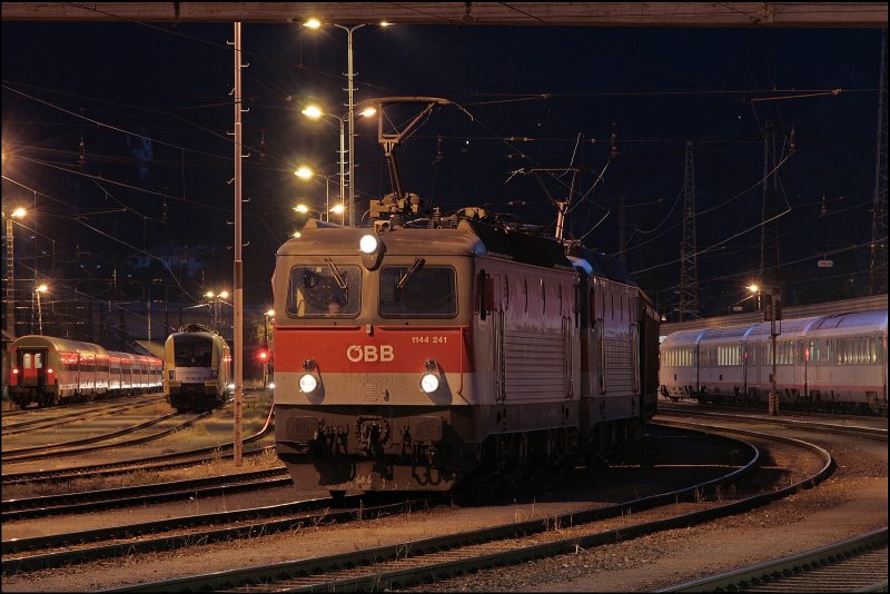 1144 241 (9181 1144 241-7) und eine Schwesterlok warten am Abend des 10.07.2008 mit einem Gterzug im Bahnhof Kufstein auf die Fahrt zum Brenner. Links im Bild wartet ES64U2-074 auf neue Aufgaben.