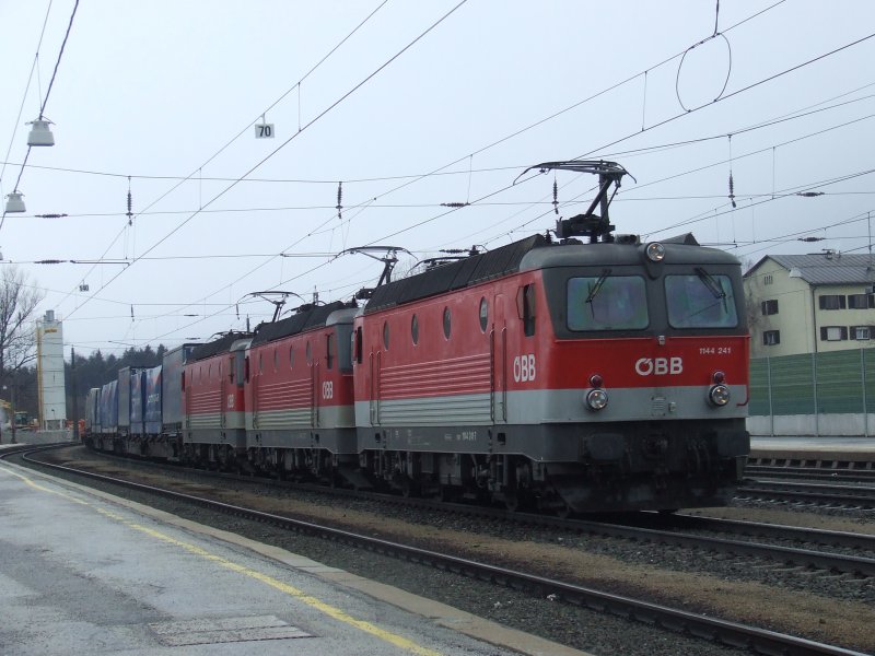 1144 241 mit 2 weiteren 1144er am 7.3.2009 in Brixlegg