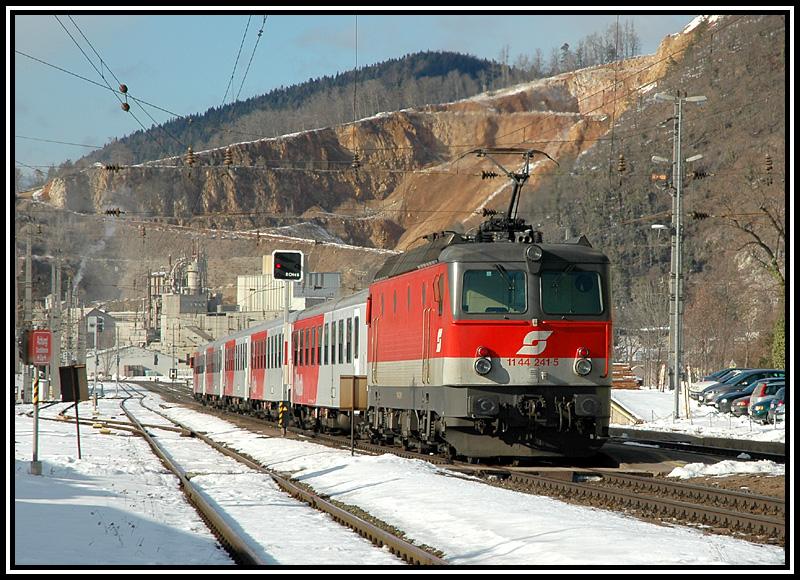 1144 241 schiebt R 4058 daus den Bahnhof Peggau-Deutschfeistritz am 7.3.2006