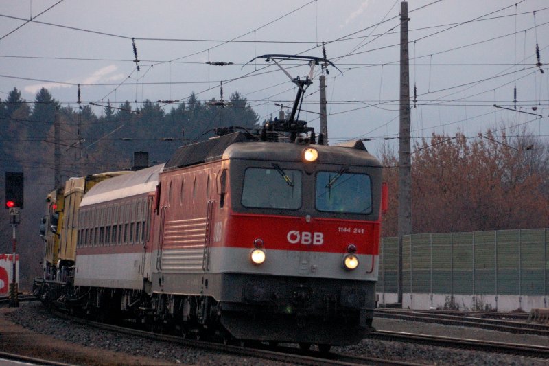 1144 241 versucht mit ihrer RoLa dem schlechten Wetter zu entfliehen. (Brixlegg, Dez.2008).