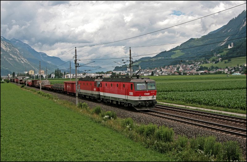1144 243 (9181 1144 243-3) und eine Schwesterlok bringen bei Schwaz einen Gterzug von Bayern nach Italien. (08.07.2008)
