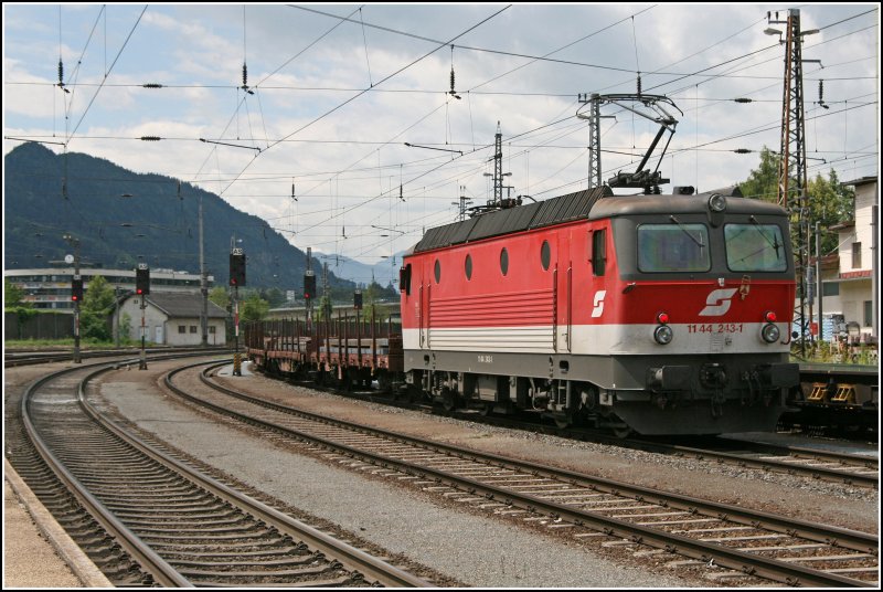 1144 243 schiebt den 48819 Henningsdorf-VrPV zum Brenner. Aufgenommen am 30.06.07 in Kufstein.